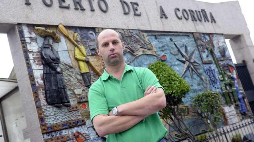 Manuel Baldomir, diante do mural de entrada ao Porto da Coruña.