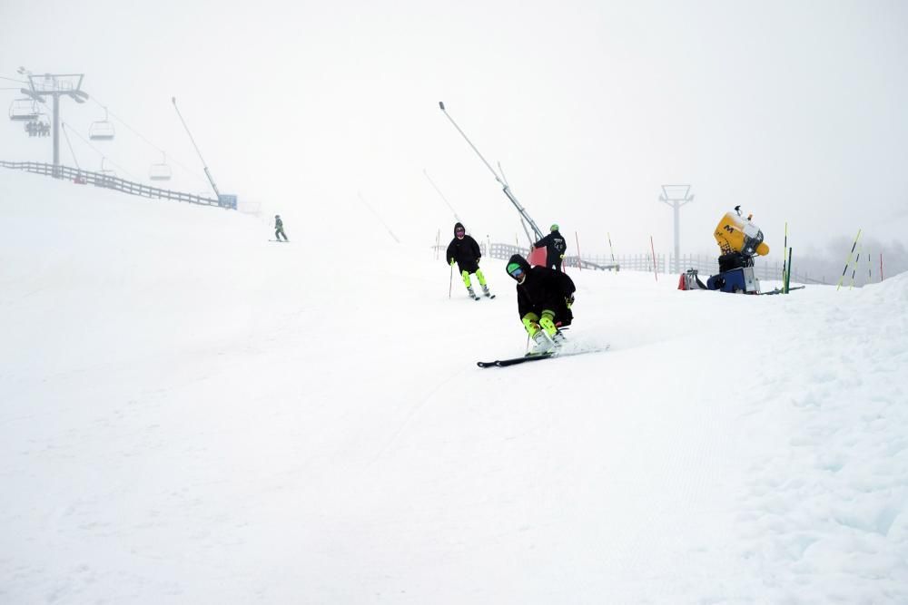 Multitud de esquiadores en Pajares en el domingo tras el temporal de nieve.