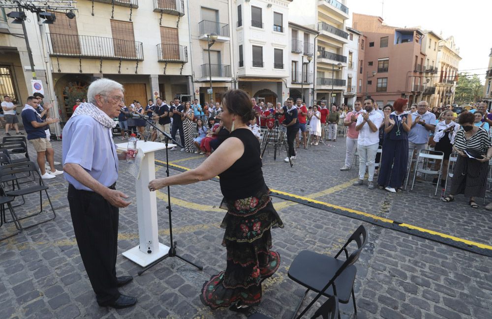 Fiestas de Sagunt. Pregón De Vicente Vayá y puesta del pañuelo de las peñas.