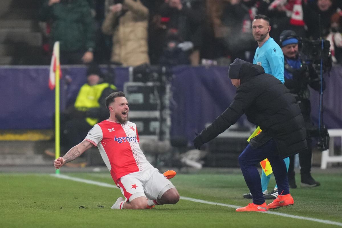 Vasil Kusej celebra su gol frente al Barça.