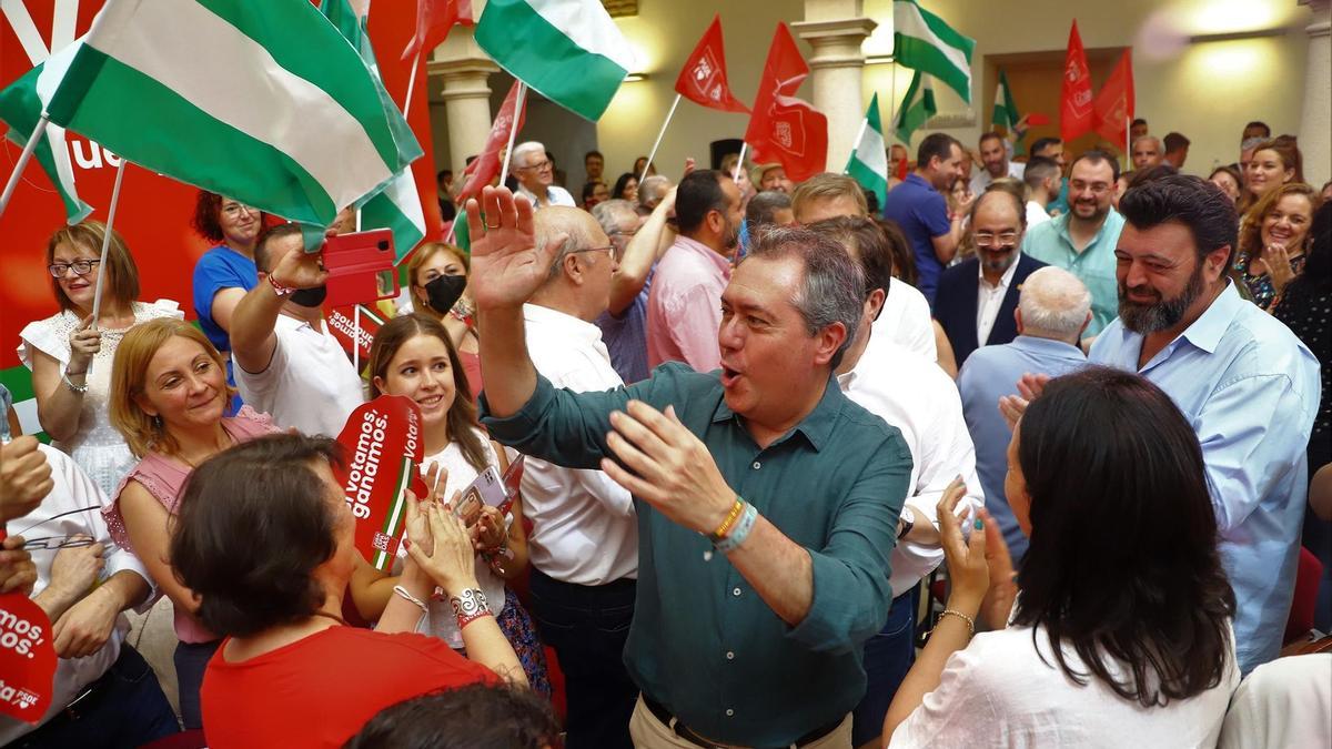 El candidato socialista Juan Espadas, en el acto que protagonizó junto a los presidentes autonómicos del PSOE en el Palacio de Congresos.