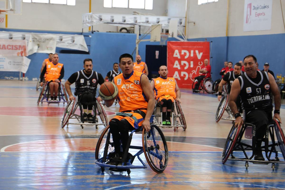Jugadores de baloncesto en silla de ruedas en un partido en el Genovés.