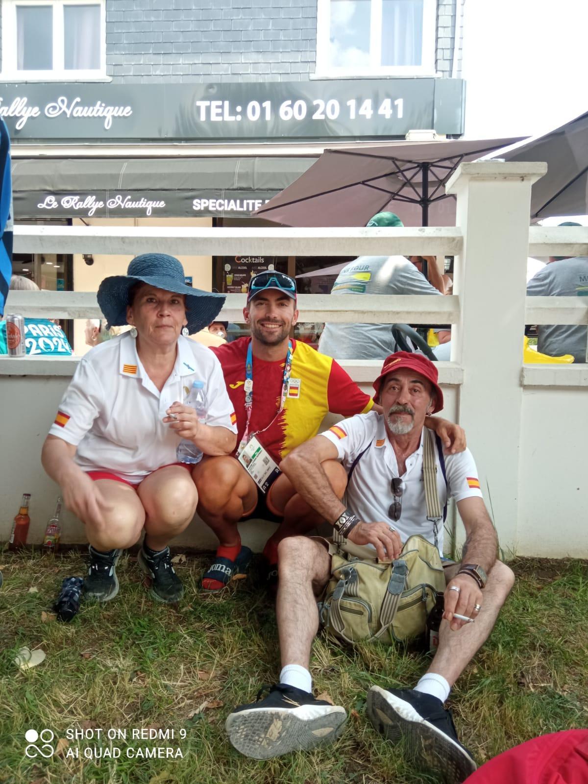 Rodrigo Conde, junto a sus padres tras la disputa de la regata de ayer en los Juegos Olímpicos.