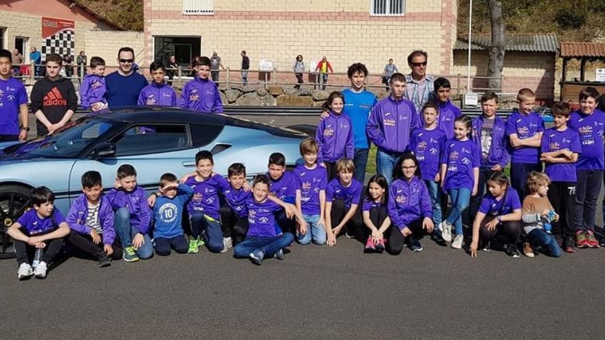 Javi Villa invitó a los palistas de la Escuela de Piragüismo El Sella al karting de Sotu Dueñas