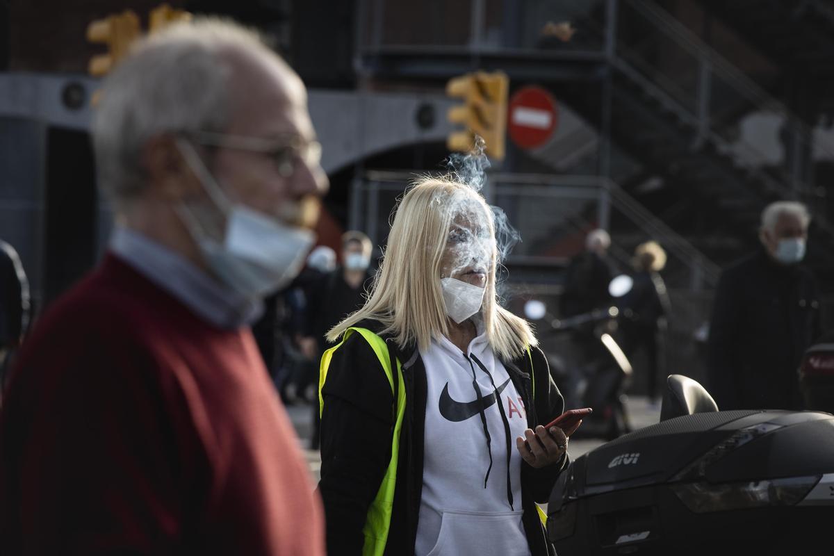 Fumadores en una calle de Barcelona.