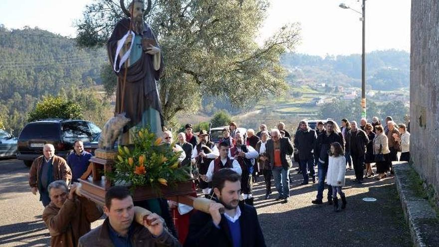 Procesión por el entorno del templo. // G. Santos