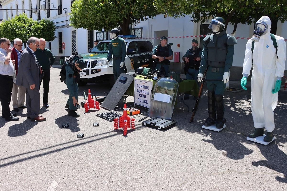 Exposición del material policial más novedoso en el patio de armas de la Comandancia.