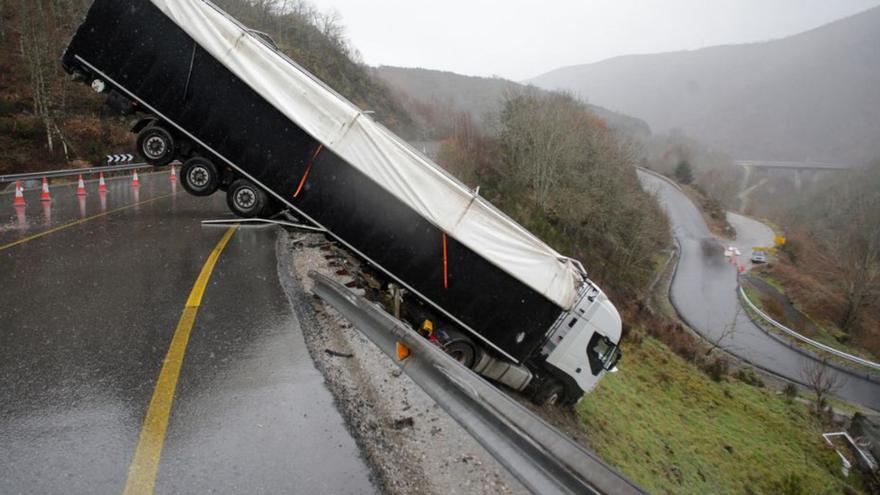 Aparatoso accidente de un camión en Pedrafita