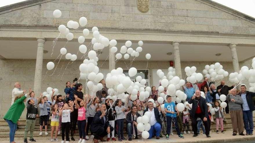 La suelta de los globos blancos ante la Casa da Cultura de Ribadumia. // Noé Parga