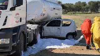 Colisión de un turismo con un camión: así actúan los bomberos en un accidente con sustancias peligrosas