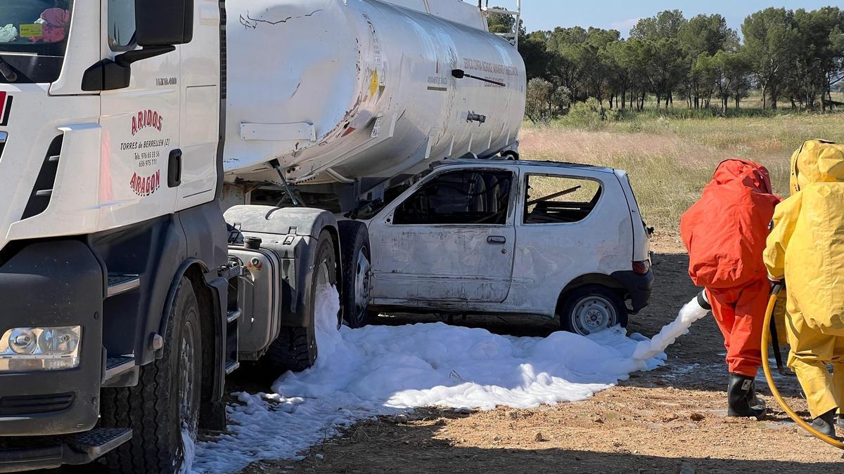 Efectivos de Bomberos de Zaragoza durante un simulacro de accidente de tráfico con sustancias peligrosas, este viernes.