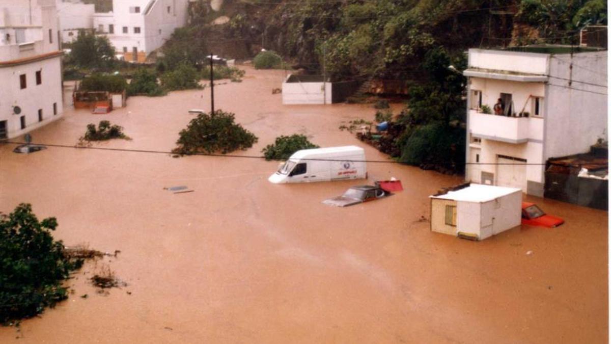 El barrio de El Rosarito, en el Suroeste, quedó convertido en un lago por la lluvia de la riada del 31 de marzo de 2002.