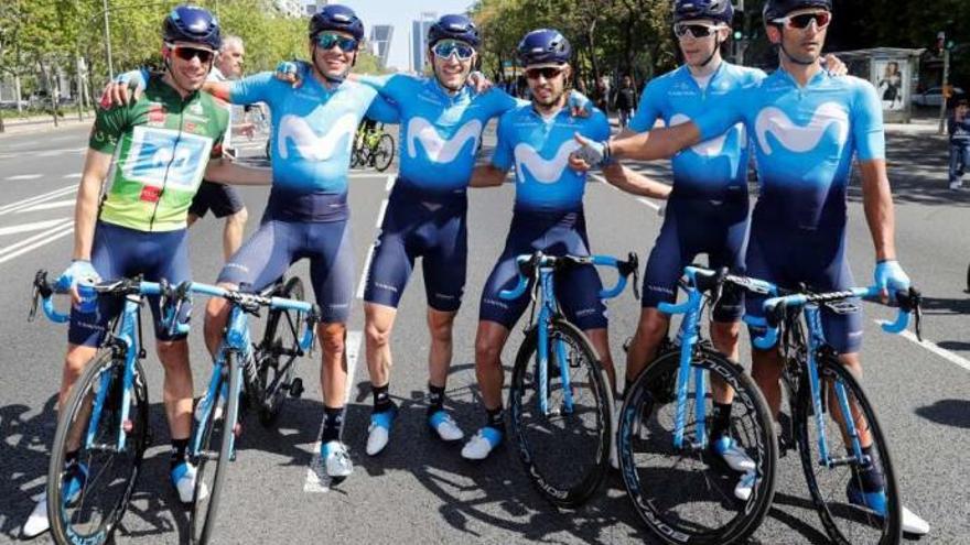 Jaime Rosón, a la izquierda vestido de verde, posa con el resto del Movistar Team en Madrid.