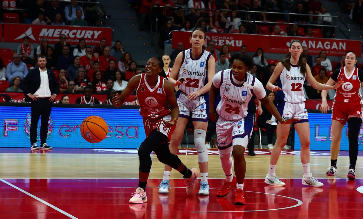 Mawuli trata de salvar un balón durante el duelo ante el Gernika