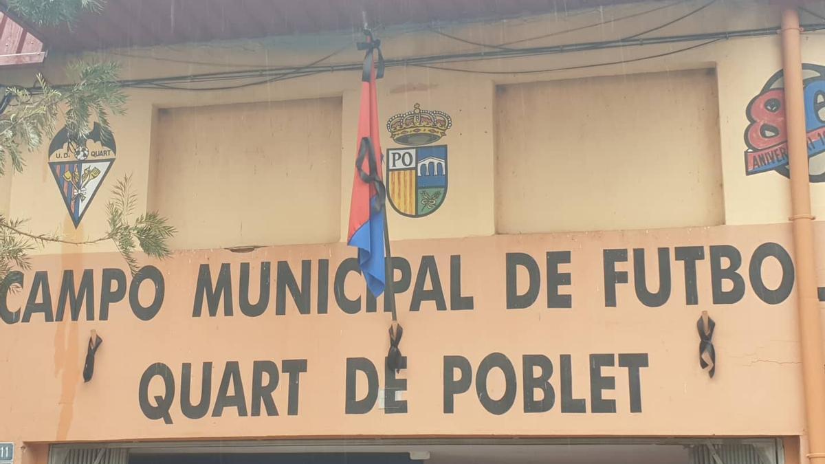 Bandera a media asta en el campo de fútbol municipal en recuerdo a su presidente.