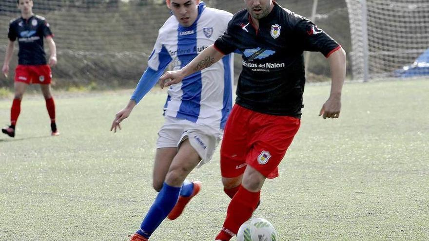 Dani López conduce el balón perseguido por Wilmer.