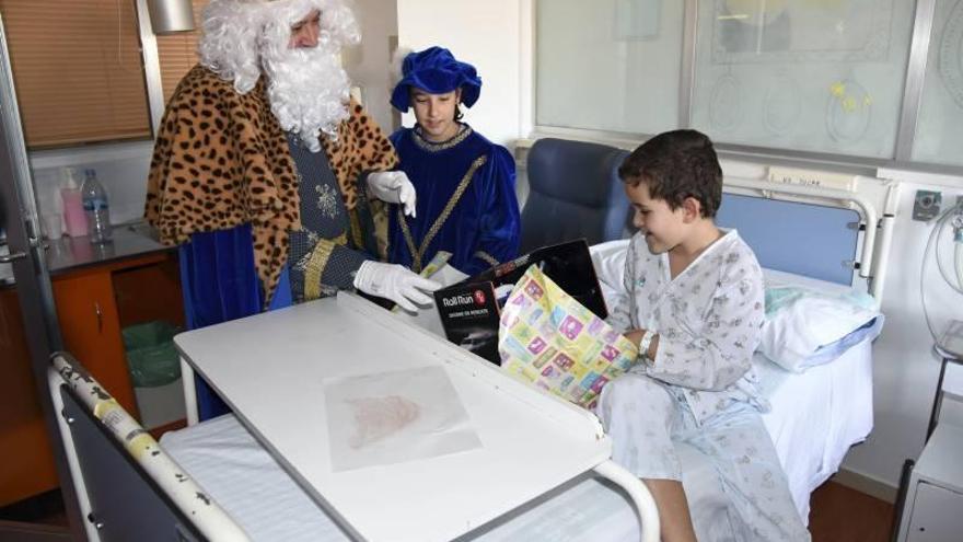 Los Reyes Magos visitan a los niños ingresados en los hospitales aragoneses