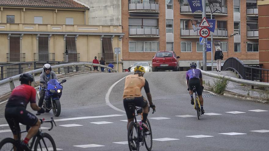 Tres ciclistes circulant pel pont de l’Areny de Girona el mes passat. | MARC MARTÍ
