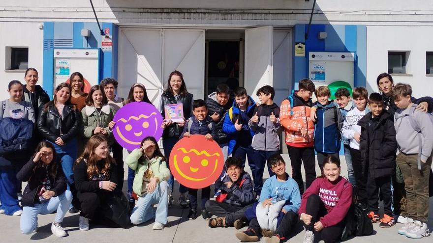 Alumnos de quinto y sexto de Primaria del colegio público Rey Aurelio de Sotrondio, tras la visita a la exposición de clicks.