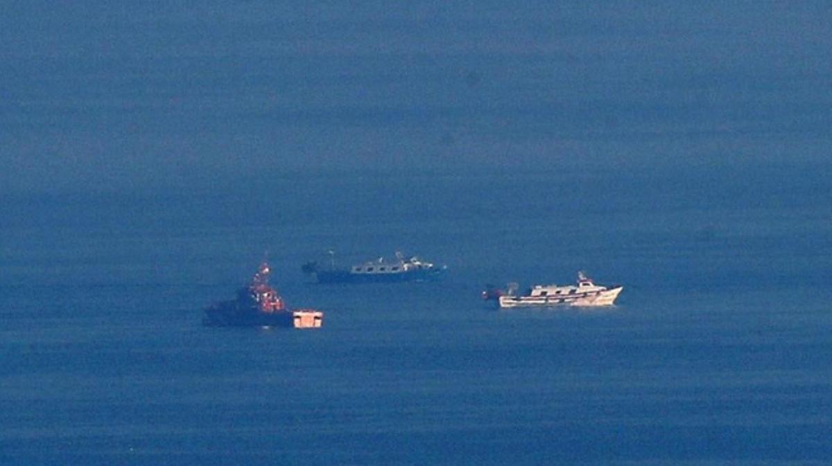 Salvament Marítim busca els desapareguts després del naufragi d’un vaixell de pescadors a Barcelona.