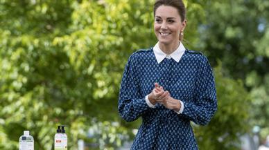 Alpargatas más vestido fluido floral: Kate Middleton arrasa con su look 'casual'