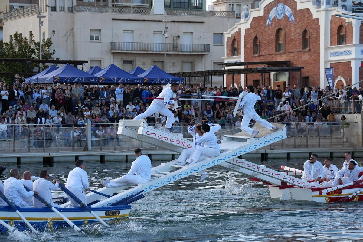 Imagen de archivo de las justas marineras en el Grau de Castelló.