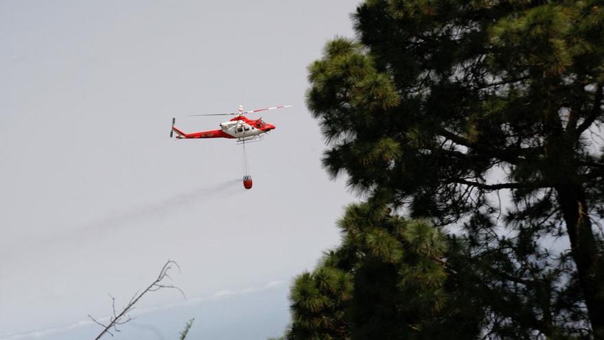 Los helicópteros siguen con las labores para extinguir el fuego en Arico.