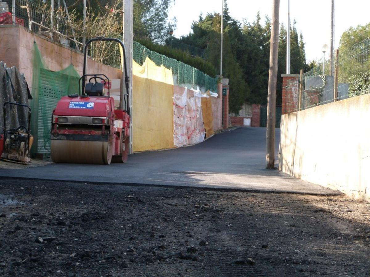 Tareas de asfaltado en el barrio Els Turons de Palau-solità i Plegamans.