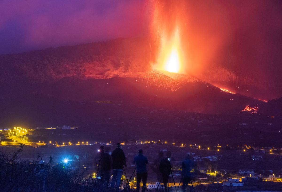 Centenares de personas acuden cada día a este improvisado mirador del municipio de Los Llanos de Aridane para observar el desarrollo de la erupción del volcán de La Palma.