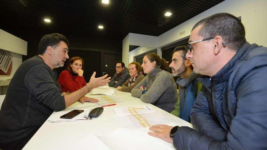 Demetrio Gómez explica el proyecto a comerciantes de la zona. // G. Santos