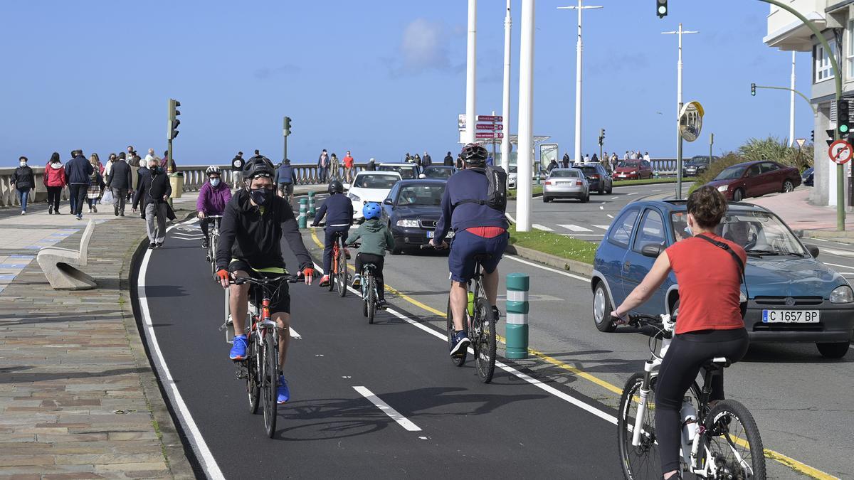 Viandantes por el paseo marítimo de A Coruña.