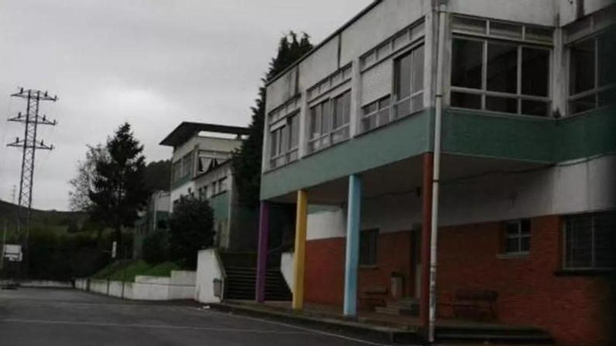 Fachada del colegio de Vegadeo.