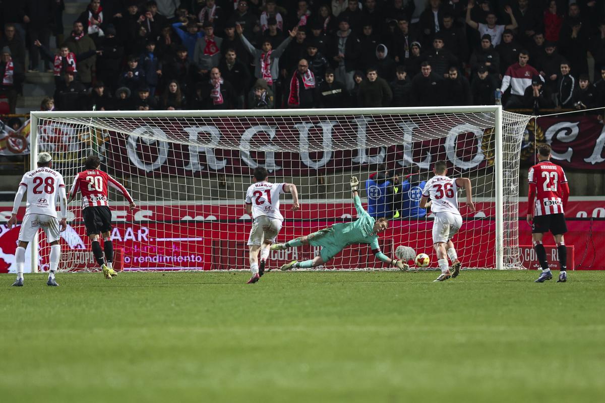 Unai Gómez marca de penalti en el Cultural-Athletic de la Copa del Rey.