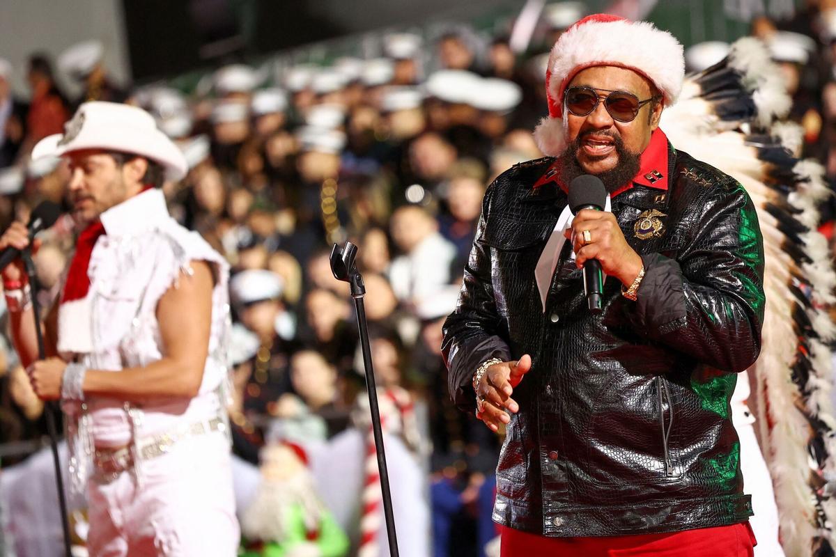 El cantante Victor Willis, de Village People, actuando en noviembre de 2023.