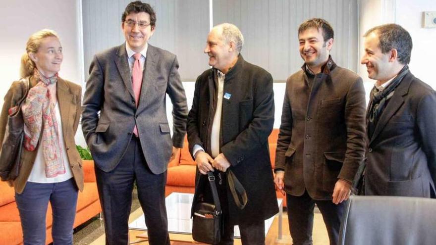 El presidente de los arquitectos, Antonio Davila (c), con López Chaves (2º i) y asistentes a la reunión.