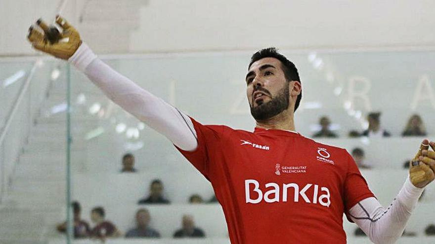 Bueno juga de volea en una partida de la Lliga d&#039;escala i corda disputada al trinquet d&#039;Alzira.