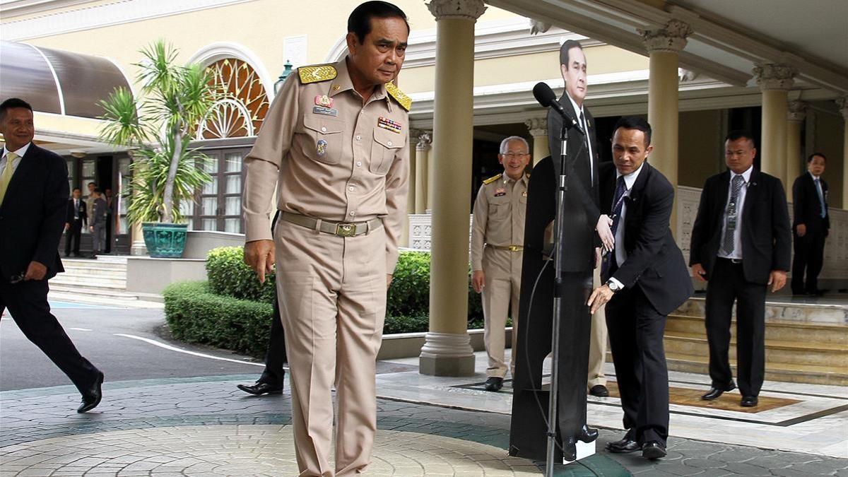 El general Prayuth se despide de la prensa y deja a su 'doble' de cartón, en Bangkok