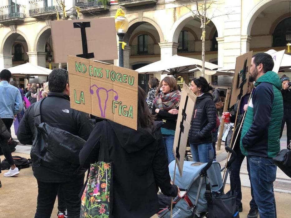 Multitudinària manifestació feminista a Girona