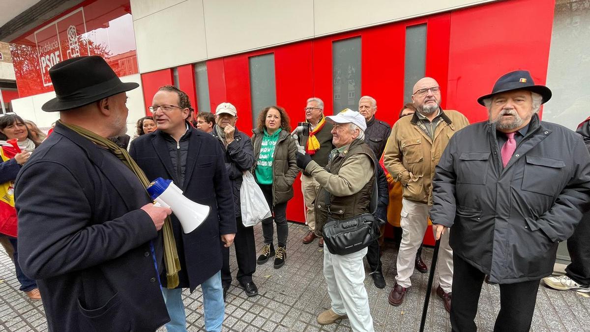 Concentración de Denaes, con el apoyo de Vox, frente a la sede del PSOE de Córdoba.