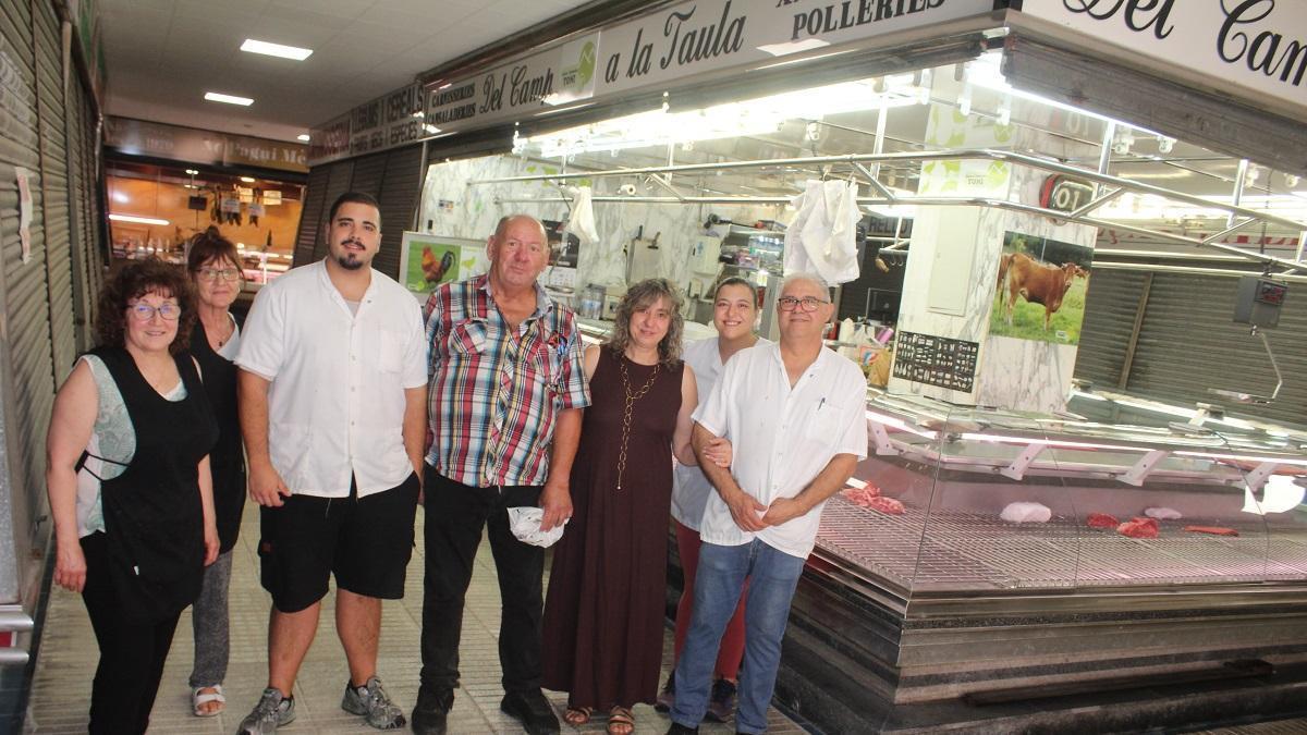 La foto de comiat dels dos darrers establiments del Mercat de l'Escorxador