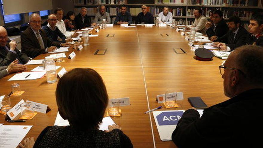 Imatge de la reunió interadministrativa a la seu del Síndic.