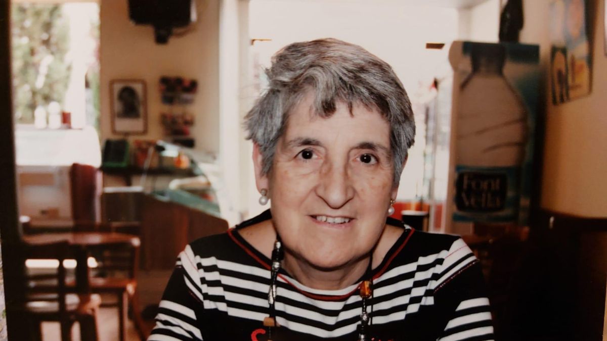 Pilar Oliveras a l'interior de l'antiga sabateria reconvertida en el Dalicatessen