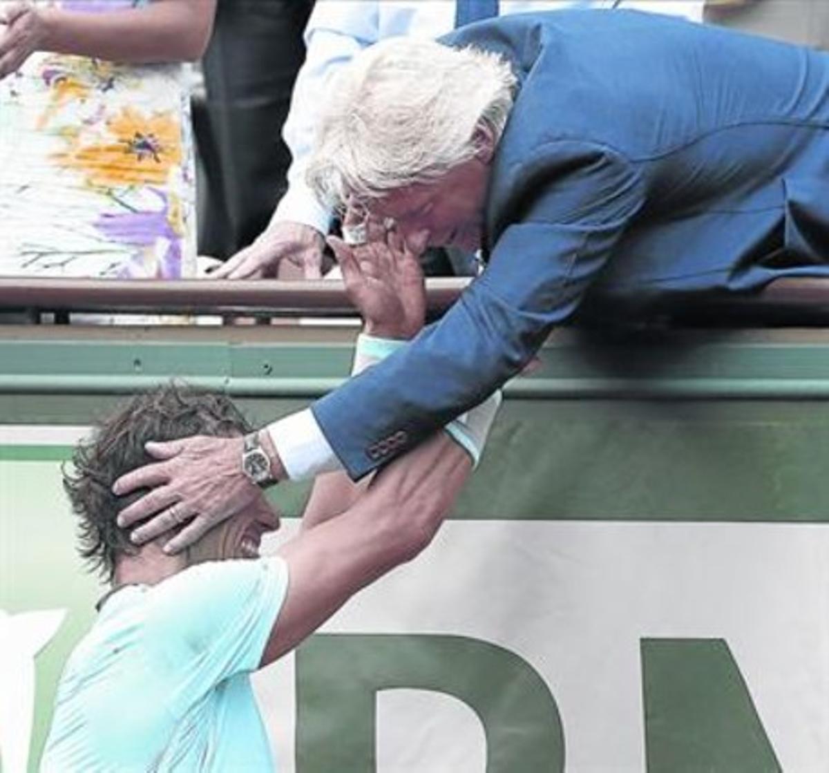 De campeón a campeón 8El seis veces ganador en París, Bjorn Borg, felicita a Nadal, ayer.
