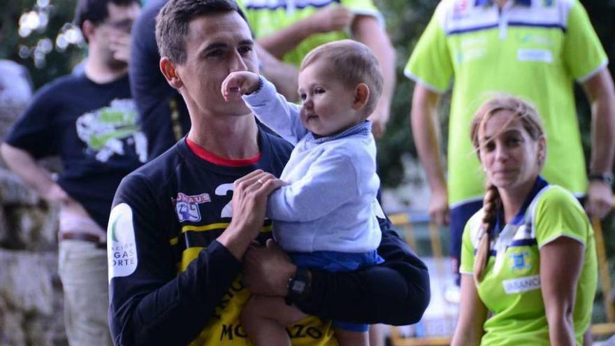 Yeray Lamariano con su hijo pequeño el día de la presentación oficial del club en Darbo. // Gonzalo Núñez