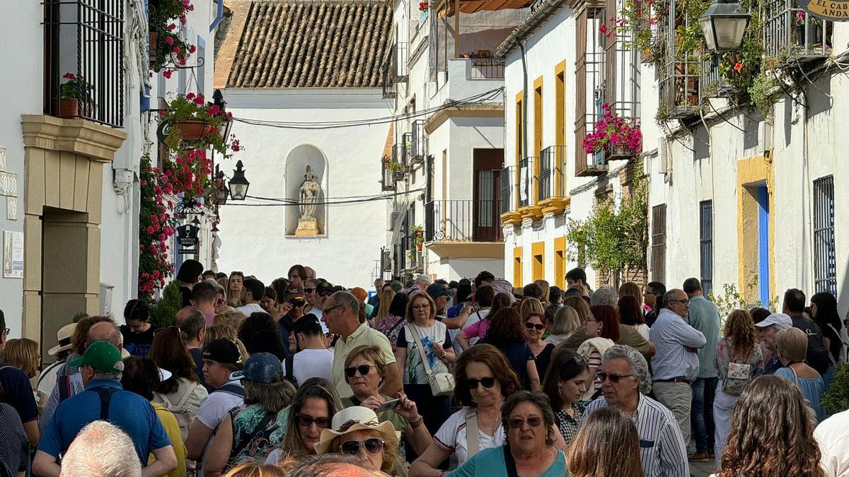 Los Patios se llenan de visitantes en el último sábado del certamen