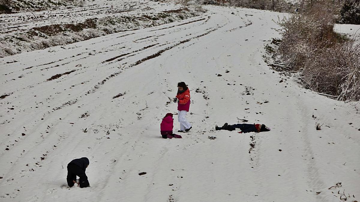 Familias se desplazaron a disfrutar de la nieve en la zona del Noroeste, ayer.