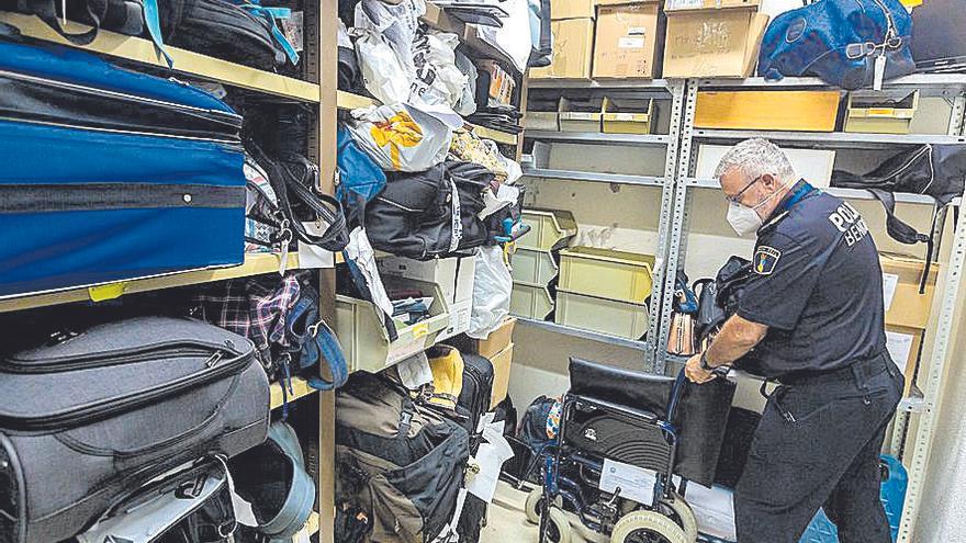 Un policía local, en el almacén donde se guardan los objetos perdidos.