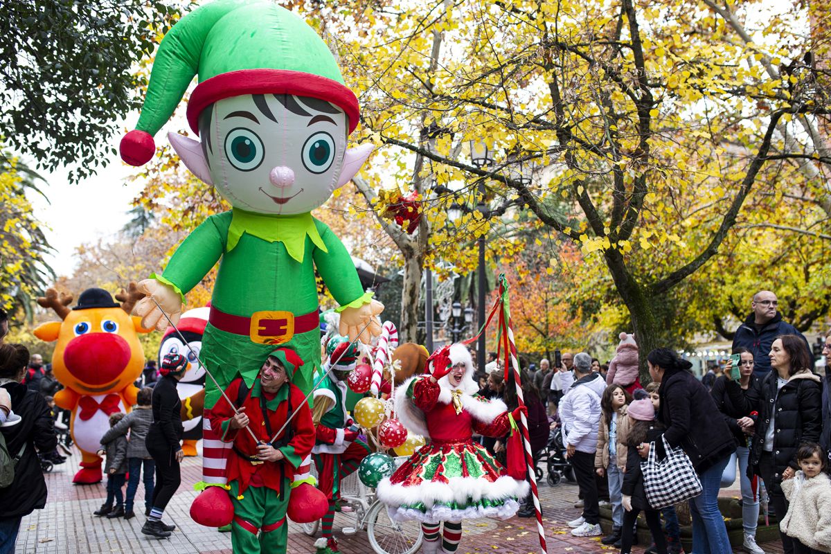 Fotogalería | Así fue el pasacalles navideño en Cáceres