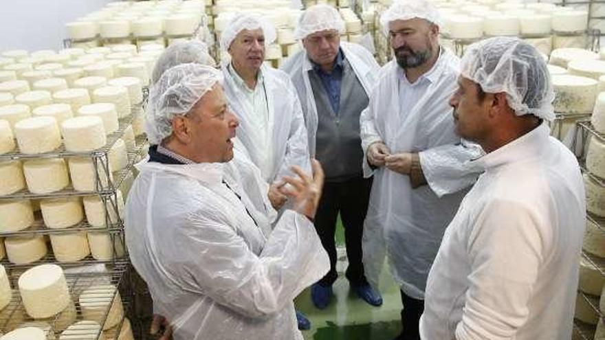Tres hosteleros se interesan por el queso Peralzola, premiado en Madrid