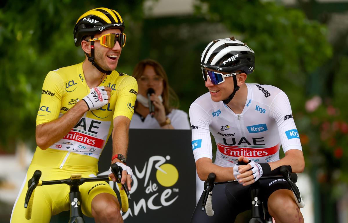 Dax (France), 04/07/2023.- Yellow Jersey overall leader British rider Adam Yates (L) of team UAE Team Emirates and teammate Slovenian rider Tadej Pogacar prepare for the start of the 4th stage of the Tour de France 2023, a 181,8km race from Dax to Nogaro, Dax, France, 04 July 2023. (Ciclismo, Francia, Eslovenia) EFE/EPA/MARTIN DIVISEK